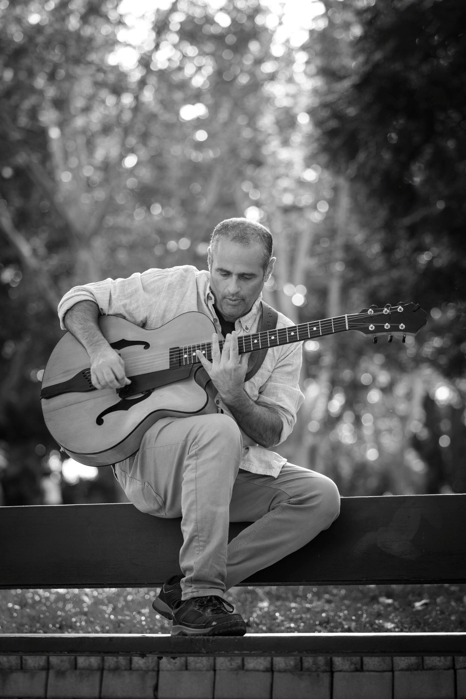 Pedro Barboza tocando la guitarra