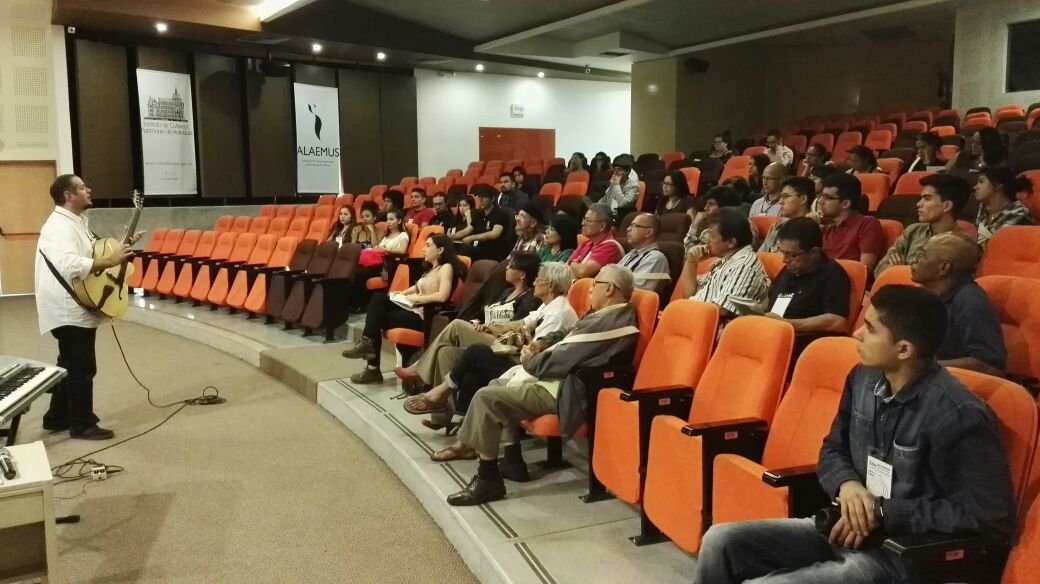 Pedro Barboza en un auditorio durante una conferencia