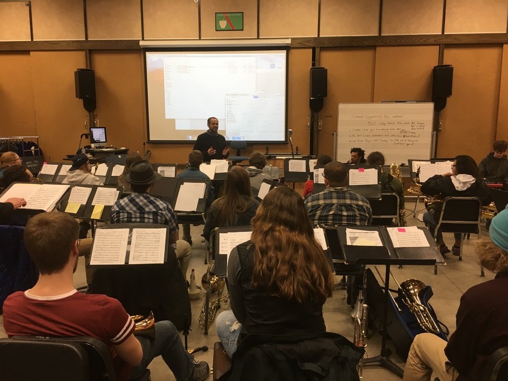 Pedro Barboza impartiendo una masterclass con big band