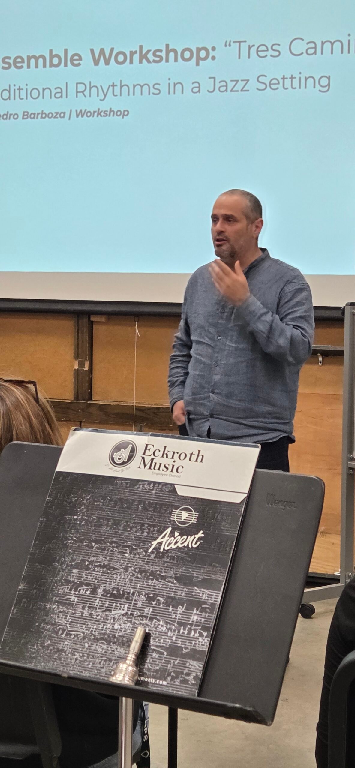 Pedro Barboza durante el taller de ensemble Tres Caminos en Montana State University