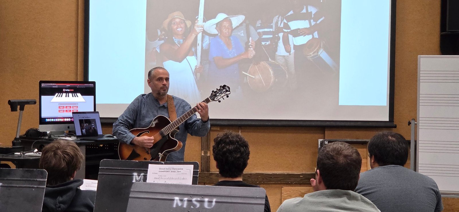 Pedro Barboza presentando Tres Caminos en Montana State University