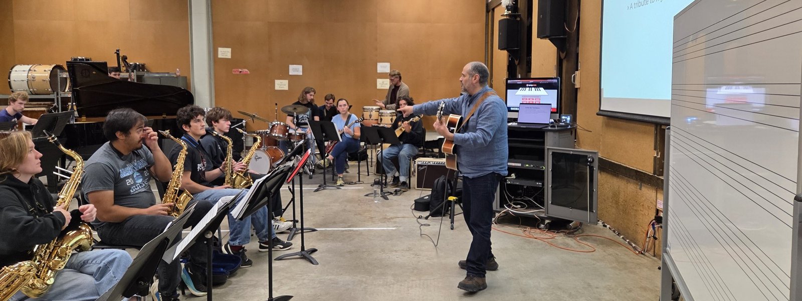 Pedro Barboza dirigiendo una big band en Montana State University